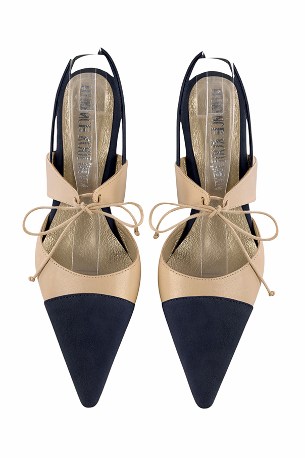 Chaussures habillées, élégantes et raffinées, ouvertes à l'arrière avec une bride sur le cou-de-pied, coloris bleu marine et beige vanille. Bout pointu. Haut. Talon fin. Cérémonie, soirée, cocktail, évènementiel. Personnalisation : Choix des cuirs, 
                des couleurs et des talons. Petites et grandes pointures. - Florence KOOIJMAN
